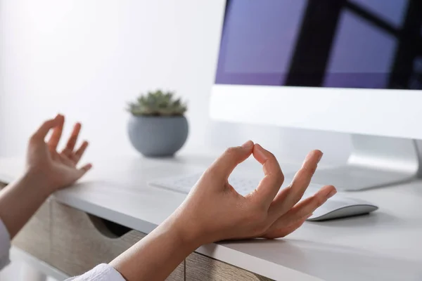 Najdi Zen Žena Dává Pauzu Práce Stolu Uvnitř Detailní Záběr — Stock fotografie