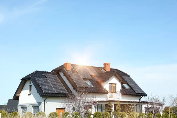 Casa Com Painéis Solares Instalados Telhado Espaço Para Texto Energia — Fotografia de Stock