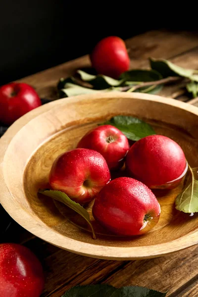 Zralá Červená Jablka Misce Vodou Dřevěném Stole — Stock fotografie