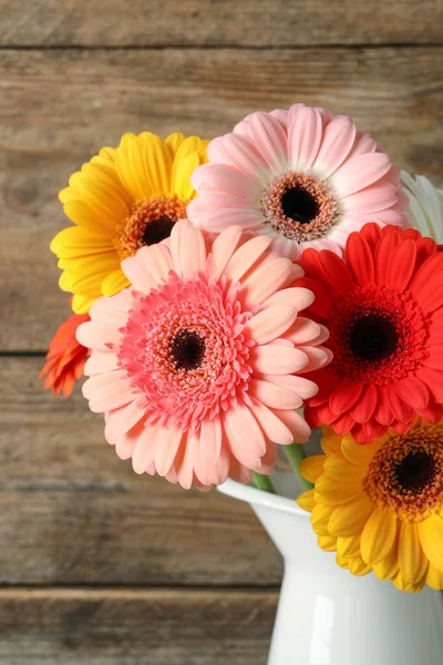 Bukiet Piękny Kolorowe Gerbera Kwiaty Wazonie Drewnianym Tle — Zdjęcie stockowe