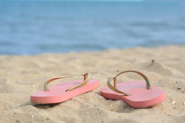 Stilvolle Flip Flops Sandstrand Der Nähe Des Meeres — Stockfoto