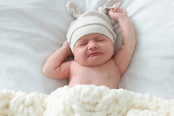 Urocze Dziecko Kapeluszem Śpiące Łóżku Widok Góry — Zdjęcie stockowe