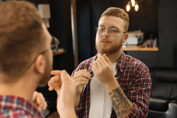 Jonge Man Met Baard Buurt Van Spiegel Kapperszaak — Stockfoto