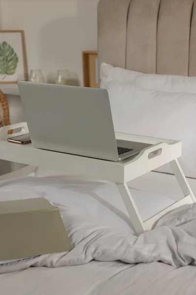 Modern Dizüstü Bilgisayarlı Beyaz Tepsi Yatağın Içinde Akıllı Telefon — Stok fotoğraf