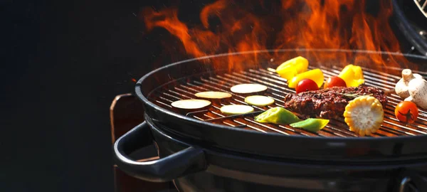 バーベキューグリルを焼く上でおいしいステーキや野菜 クローズアップ バナーデザイン — ストック写真