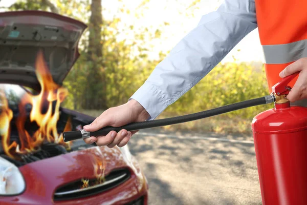 Homem Com Extintor Perto Carro Chamas Livre Close — Fotografia de Stock