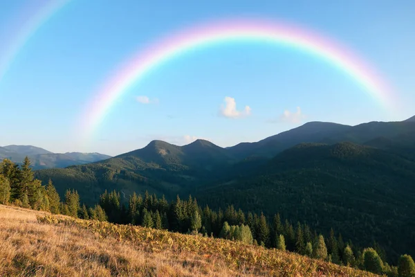 Malerische Berglandschaft Und Schöner Doppelter Regenbogen Blauen Himmel — Stockfoto