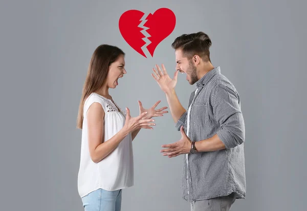 Casal Jovem Tendo Discussão Ilustração Coração Partido Fundo Cinza Problemas — Fotografia de Stock