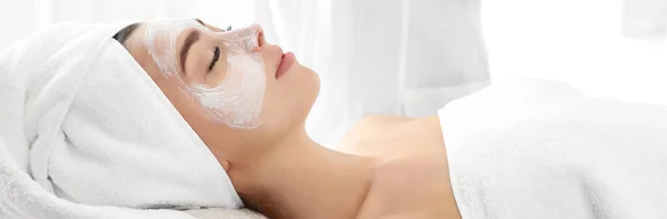 Pretty Woman Mask Her Face Spa Salon Banner Design — Stockfoto
