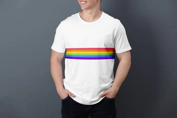 Jovem Vestindo Camiseta Branca Com Imagem Bandeira Orgulho Lgbt Fundo — Fotografia de Stock