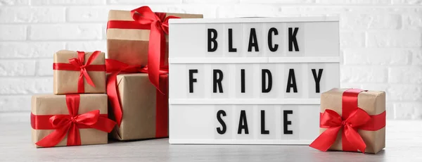 Lightbox Słowami Black Friday Sale Pudełka Upominkowe Drewnianym Stole Białej — Zdjęcie stockowe