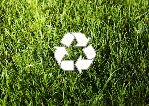 Grünes Gras Und Abbildung Des Recycling Symbols — Stockfoto