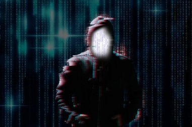 İsimsiz hacker silueti ve karanlık arka planda dijital ikili kod. Siber saldırı kavramı