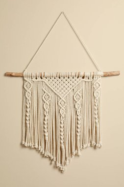 Bej duvarda asılı şık beyaz makrome