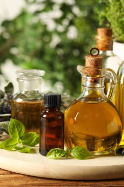 Ahşap masa üzerinde yağlı farklı taze otlar.