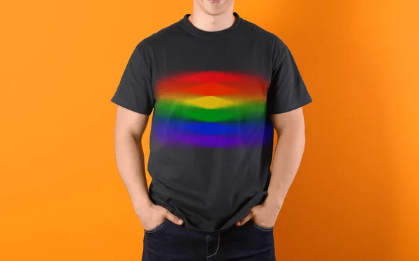 Joven Vistiendo Camiseta Negra Con Imagen Bandera Del Orgullo Lgbt —  Fotos de Stock