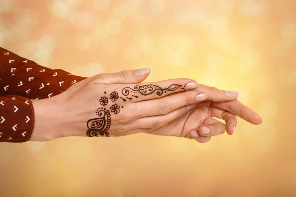 Woman Henna Tattoo Hand Blurred Background Bokeh Effect — ストック写真