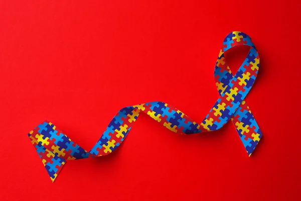 Welttag Des Autismus Bewusstseins Bunte Puzzle Schleife Auf Rotem Hintergrund — Stockfoto