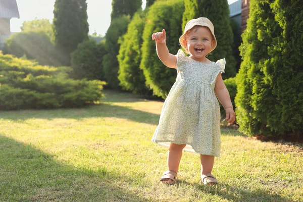 Schattig Klein Meisje Draagt Stijlvolle Kleren Buiten Zonnige Dag Ruimte — Stockfoto