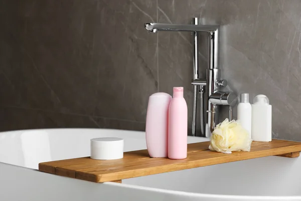 Ahşap Banyo Tepsisi Şampuan Saç Kremi Küvetteki Diğer Tuvalet Malzemeleri — Stok fotoğraf