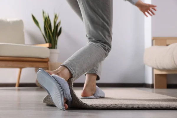 Woman Tripping Carpet Home Closeup — Stock Photo, Image