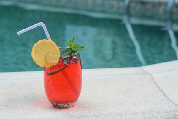 Glas Heerlijke Cocktail Bij Het Zwembad Ruimte Voor Tekst Verfrissend — Stockfoto