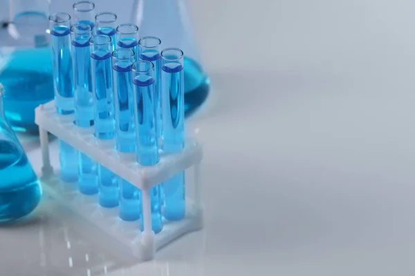 Лабораторний Скляний Посуд Синьою Рідиною Світлому Фоні Простір Тексту — стокове фото