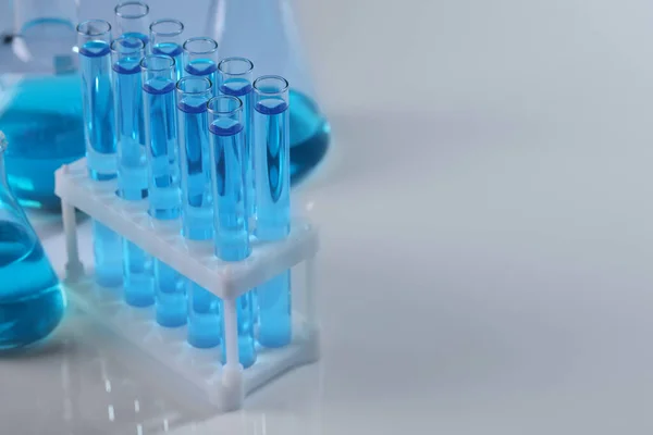 Glaswerk Voor Laboratoria Met Blauwe Vloeistof Lichte Ondergrond Ruimte Voor — Stockfoto