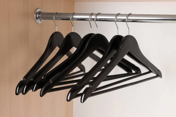 Set Schwarzer Kleiderbügel Auf Kleiderstange — Stockfoto