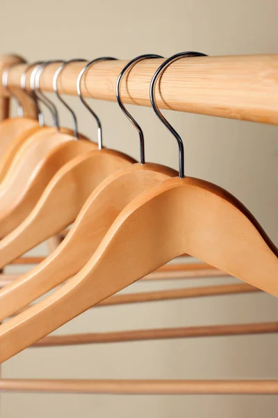 Kleding Hangers Houten Rek Tegen Beige Achtergrond Close — Stockfoto