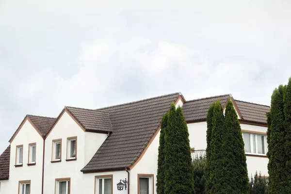 Mooi Huis Met Bruin Dak Tegen Blauwe Lucht — Stockfoto