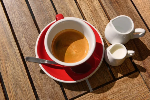 Beker Van Aromatische Hete Koffie Melk Water Houten Tafel Boven — Stockfoto