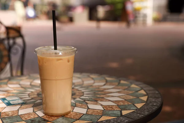 Tazza Plastica Asporto Con Bevanda Fredda Caffè Paglia Sul Tavolo — Foto Stock