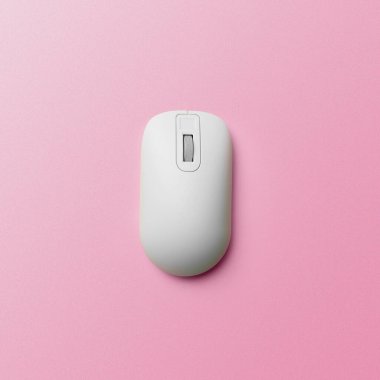 Pembe arka planda modern kablosuz bilgisayar faresi, üst görünüm