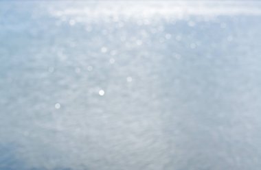 Güneşli bir günde deniz manzarası bulanık, bokeh etkisi