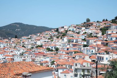 Güneşli bir günde güzel konutlu şehir manzarası