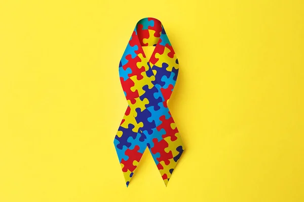 Всемирный День Осознания Аутизма Красочная Лента Головоломка Желтом Фоне Вид — стоковое фото