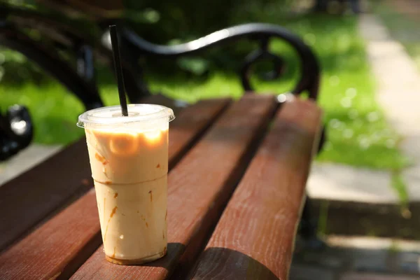 Takeaway Plastic Cup Cold Coffee Drink Straw Wooden Bench Outdoors — Stock Photo, Image