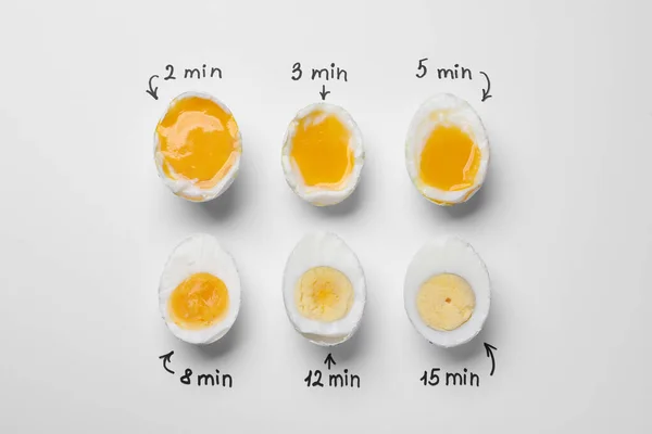 Verschiedene Garzeiten Und Zubereitungsstadien Von Gekochten Hühnereiern Auf Weißem Hintergrund — Stockfoto