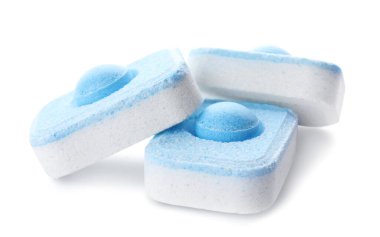 Birçok su yumuşatıcı tablet beyaz üzerine izole