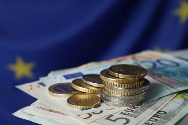 Para ve banknotlar Avrupa Birliği bayrağına karşı, yakın plan. Metin için boşluk