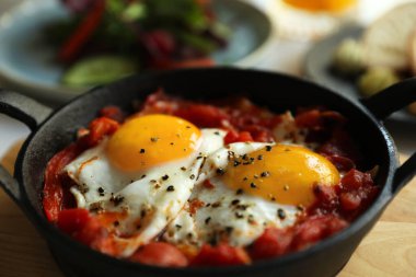 Lezzetli Shakshouka tabakta servis ediliyor, yakın plan.