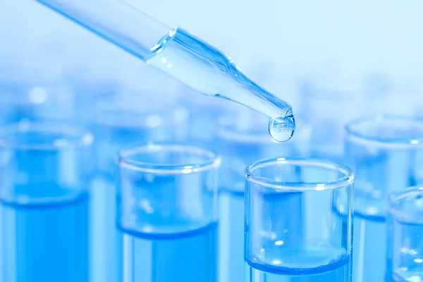 Test Tüpüne Mavi Sıvı Damlatılıyor Yakın Plan Laboratuvar Analizi — Stok fotoğraf