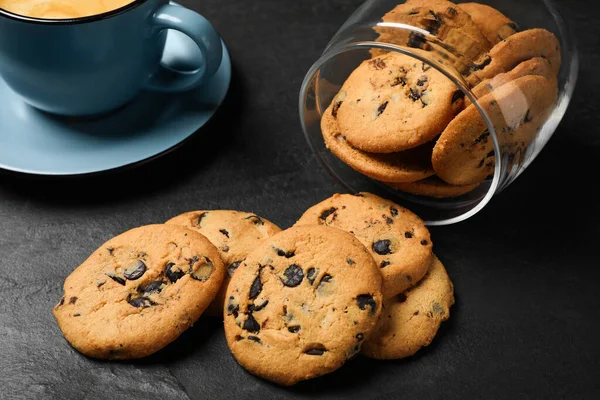 Tarro Volcado Con Galletas Chispas Chocolate Mesa Negra — Foto de Stock