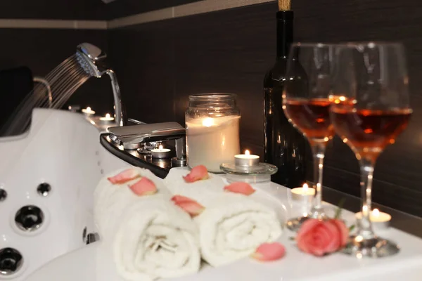 ワイン タオルの眼鏡とバスルームで浴槽に上昇した ロマンチックな雰囲気 — ストック写真