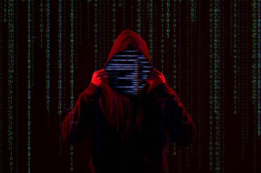 İsimsiz hacker silueti ve karanlık arka planda dijital ikili kod. Siber saldırı kavramı