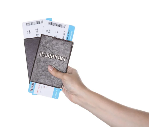 白の上に隔離されたチケットでパスポートを持っている女性 クローズアップ — ストック写真