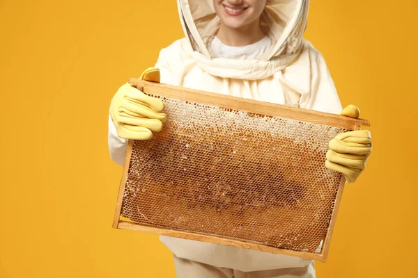 Včelař Uniformě Drží Rám Voštinou Žlutém Pozadí Detailní Záběr — Stock fotografie