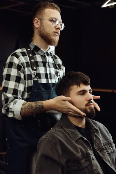 Cabeleireiro Profissional Trabalhando Com Cliente Barbudo Barbearia — Fotografia de Stock