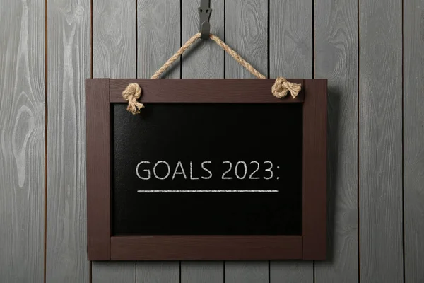 Blackboard Phrase Goals 2023 Hanging Grey Wooden Background — Zdjęcie stockowe